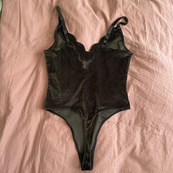 Urbn outfitters scalloped thong bodysuit - Picture 6 of 7